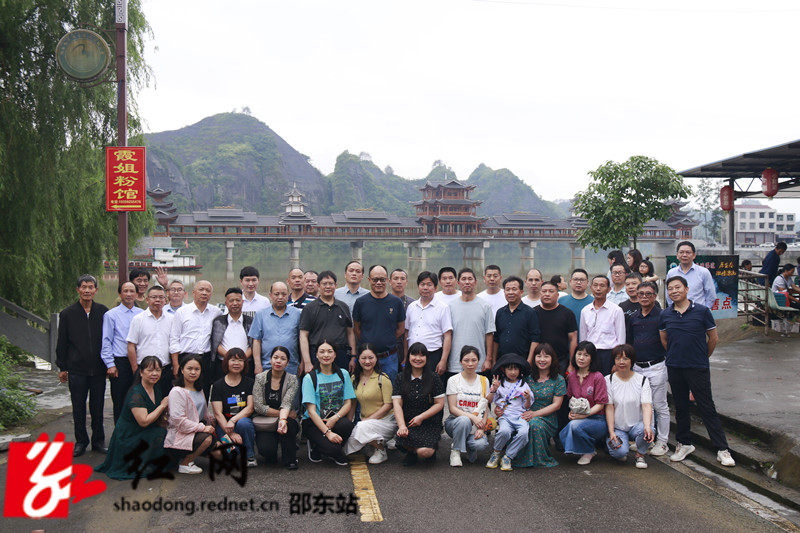 采风团成员在溆浦县思蒙国家湿地公园码头边合影留念_副本.jpg