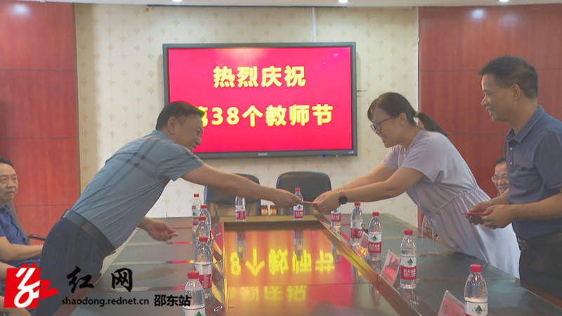 周玉凡走访慰问优秀教师(图2)