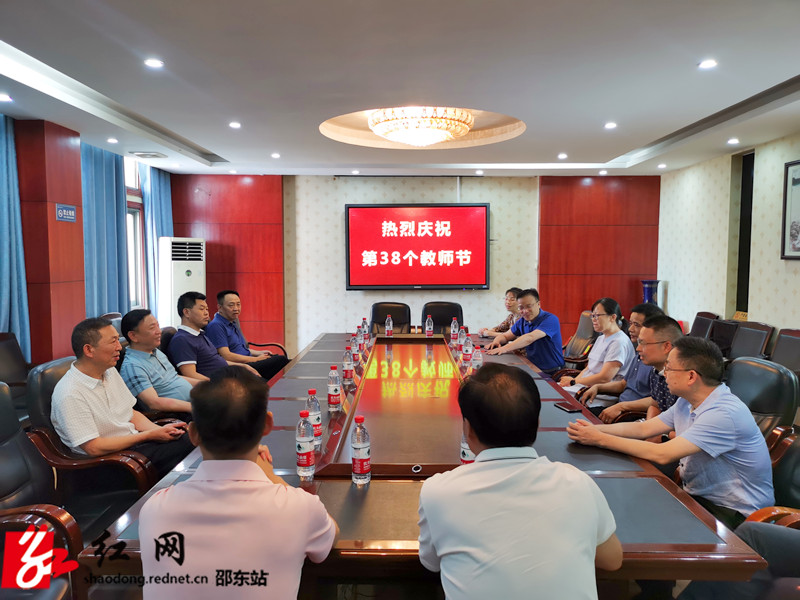 周玉凡走访慰问优秀教师(图1)