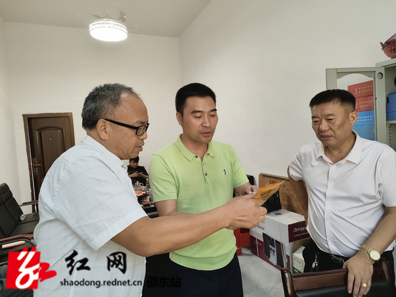 镇干部了解油菜种子准备情况2_副本.jpg