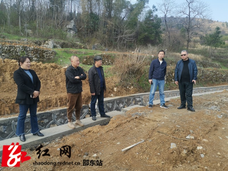 察看农田水利基础设施建设_副本.jpg