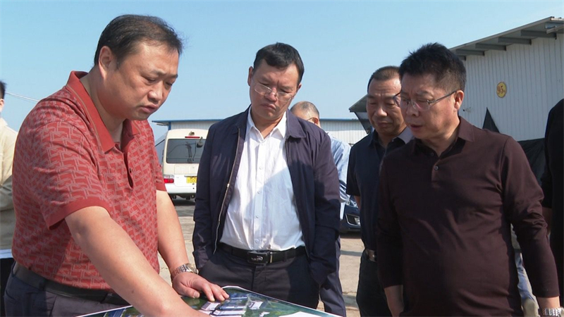 黄负平调研重点民生项目建设情况(图1)