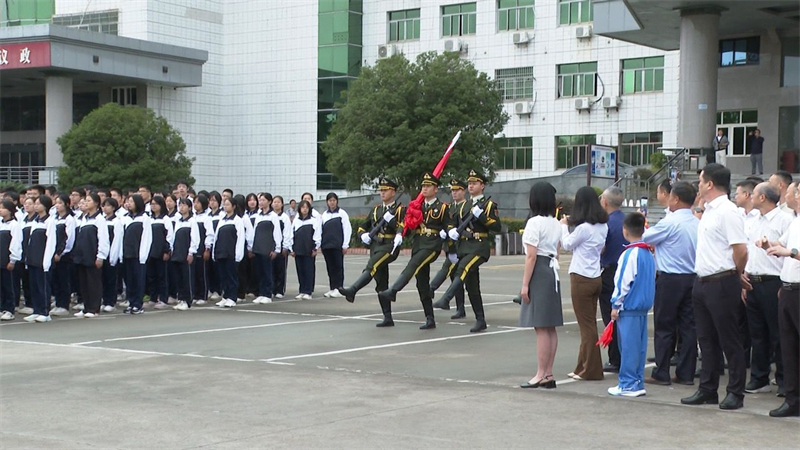 庆祝新中国成立75周年 邵东市举行升国旗仪式(图2)