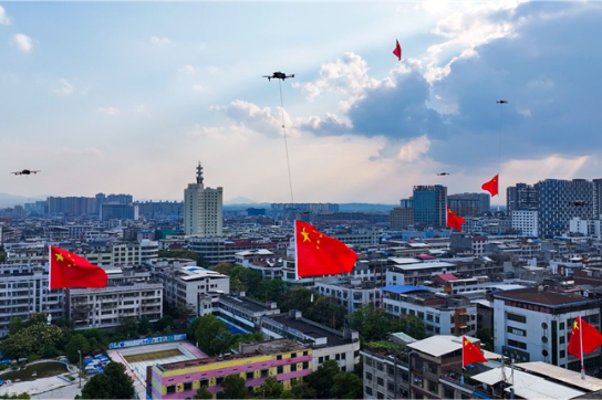 邵东：无人机载国旗升空 深情祝福献祖国