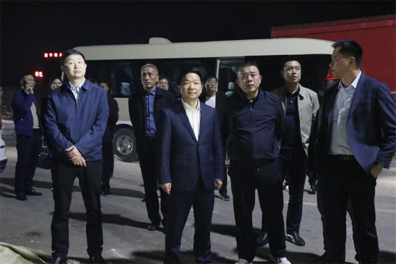 李国军、付凯军到两市塘街道看望慰问一线征拆干部：铆足干劲再加压 坚决打赢拆违治违消危和项目征拆攻坚战(图1)