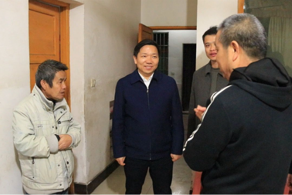 李国军带队开展“爱我邵东·万名干部访万户”敲门行动