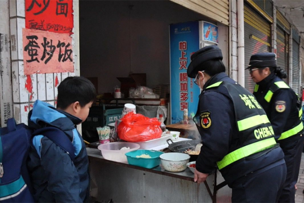 邵东城管：开启“护学模式” 整治校园周边市容环境秩序