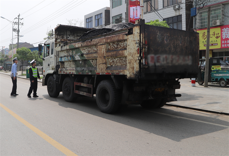 邵东交警：常态化治理渣土车 全力守护碧水蓝天(图1)