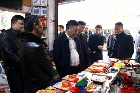 周玉凡调研粮食安全、食品安全等工作时强调：牢牢端稳“百姓饭碗” 全力守护“舌尖上的安全”