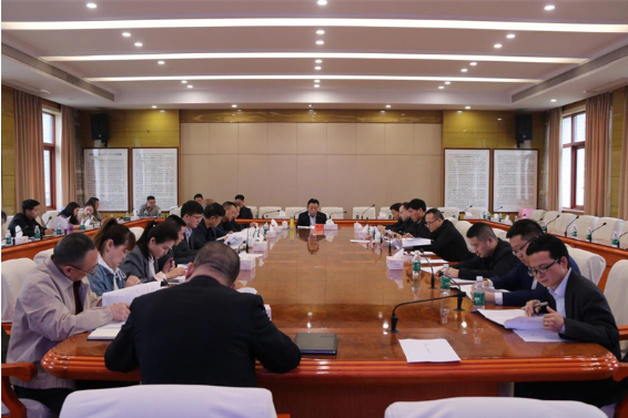 周玉凡主持召开融资工作调度会
