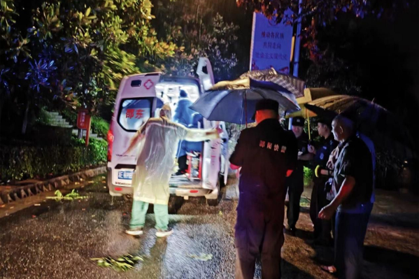 点赞！三名保安雨夜勇救轻生女子