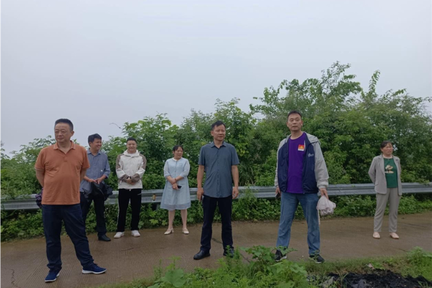 邵东市融媒体中心到帮扶村开展防汛工作
