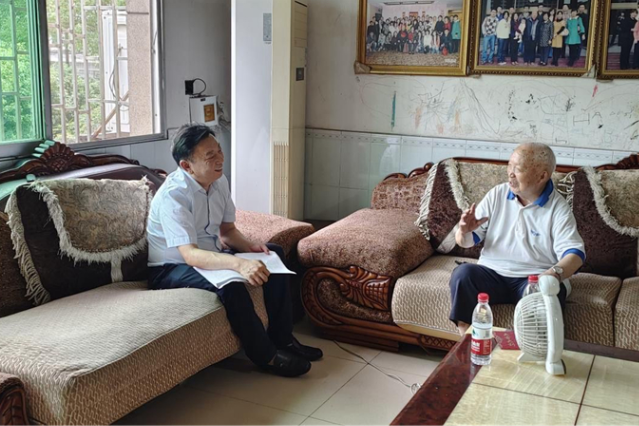 “七一”前夕，周玉凡走访慰问老党员、困难党员
