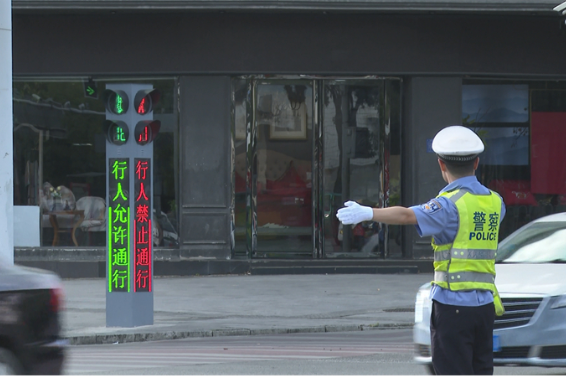 烈日下的坚守 | 交警不畏酷暑 守护道路交通安全畅通