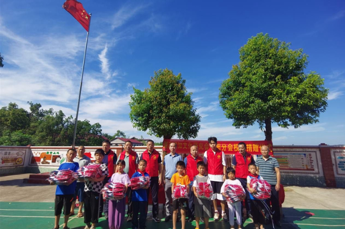 邵东市流光岭镇槐子山小学：爱心捐赠 情暖校园