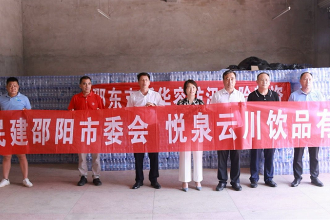 邵东市爱心企业为华容灾区捐赠物资