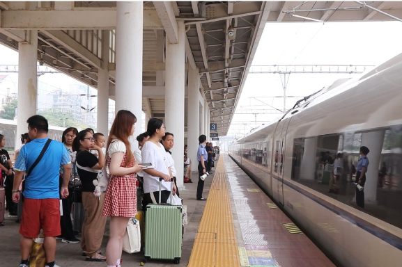 暑运过半 邵东高铁站客流持续高位运行