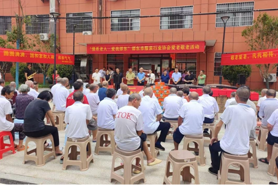 邵东市服装行业协会开展“情系老人·爱我邵东”爱老敬老活动