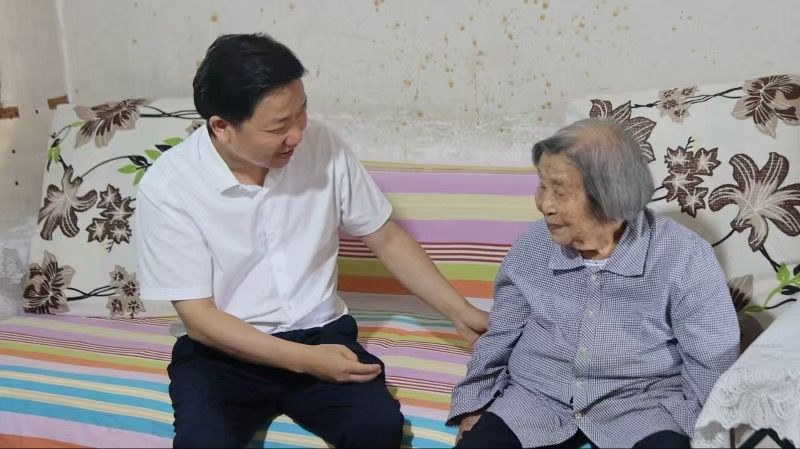李国军走访慰问劳动模范、老党员、老干部(图3)