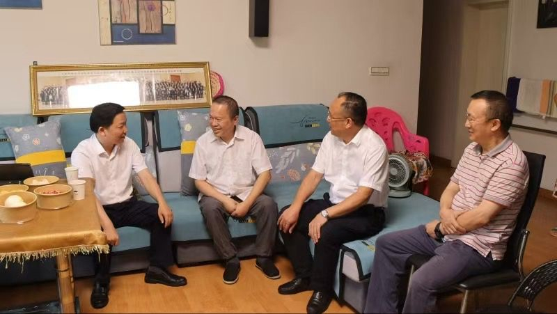李国军走访慰问劳动模范、老党员、老干部(图2)