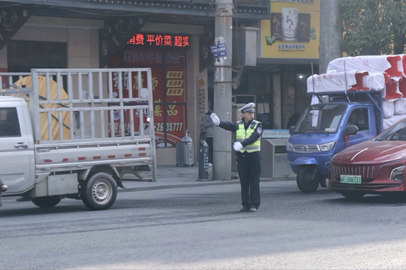 情满春运路 | 邵东交警：春运执勤不松懈 守护万家团圆路