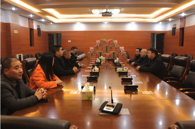 爱心热敷贴 情暖市“两会”