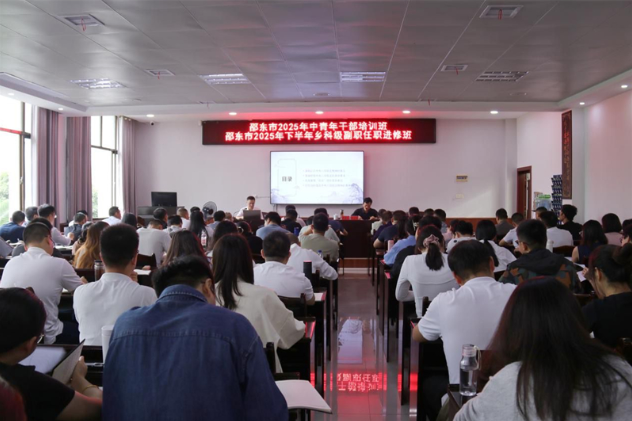 李茂林为邵东市中青班及乡科级副职干部进修班授课