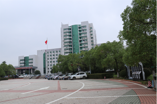 代表建议“落地有声” 邵东市政府大院停车难问题破解