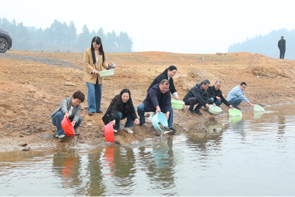 邵东市开展水生生物增殖放流活动 投放鱼苗80万尾