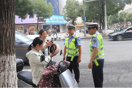 节日我在岗｜邵东交警坚守一线 织密“双节”平安交通网