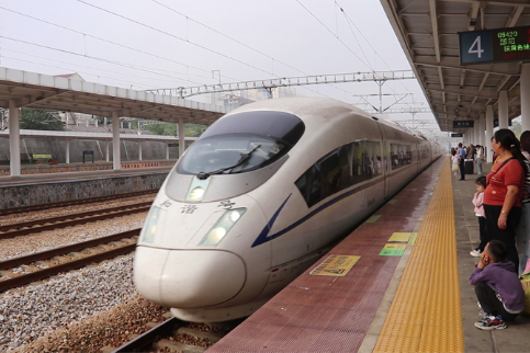 国庆假期首日，邵东站迎来出行高峰