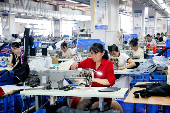 邵东箱包企业假期赶工促生产 奋力冲刺四季度