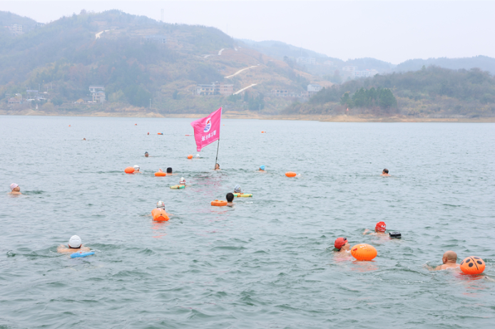 邵东百名冬泳爱好者挑战冬至寒潮