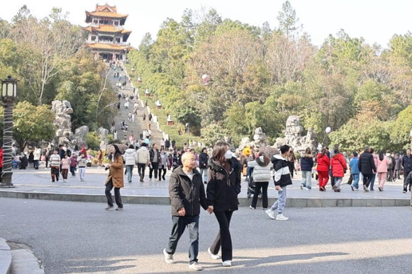 邵东市民乐享春日欢乐时光