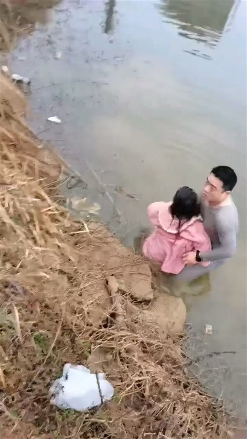 彰显军人本色，敢与死神较量！邵东现役军人水塘托举救起落水女子(图2)