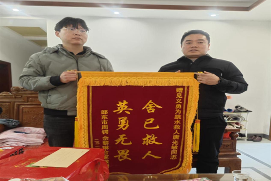 彰显军人本色，敢与死神较量！邵东现役军人水塘托举救起落水女子