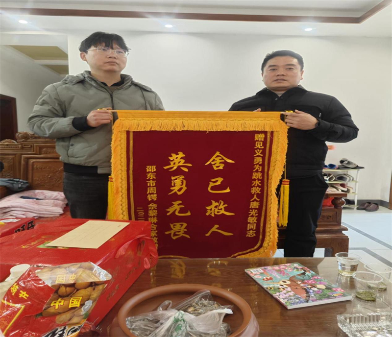 彰显军人本色，敢与死神较量！邵东现役军人水塘托举救起落水女子(图1)