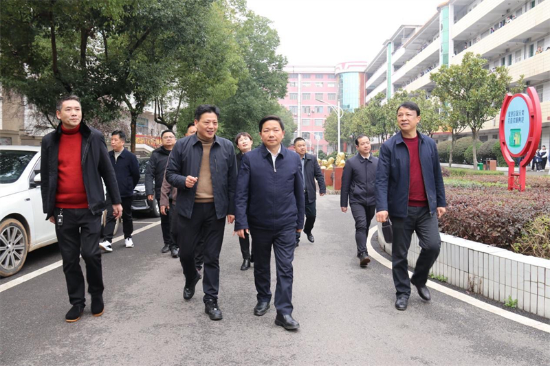 李国军调研教育工作：树牢优先发展理念 办好人民满意教育(图1)