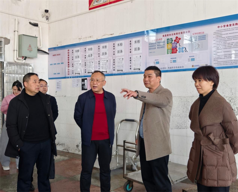 罗健康到火厂坪镇督查校园食品安全和乡村振兴等重点工作(图1)