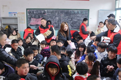 践行雷锋精神：邵东市青年企业家为76名留守儿童送关爱