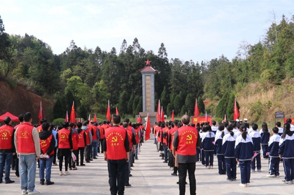 邵东市灵官殿镇白鹿村：清明祭英烈 精神代代传