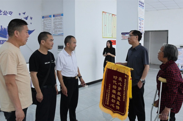 七旬老人上门送锦旗 感谢城乡公交暖心好司机