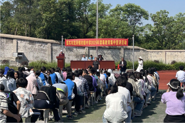 邵东市流泽镇“6.26”国际禁毒日：红马甲入户宣教 筑牢全民防毒网