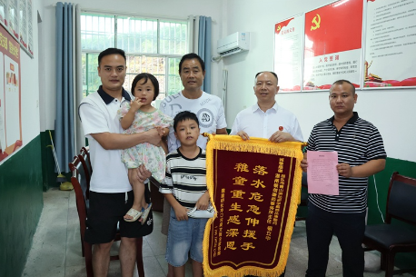 3岁女童落水遇险 热心路人奋力救起