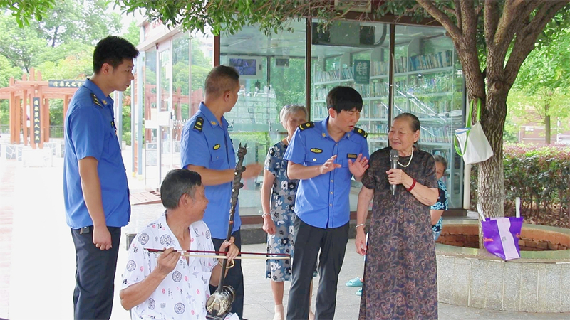 烈日下的坚守| 邵东城管执法队员坚守岗位守护城市“颜值”(图1)