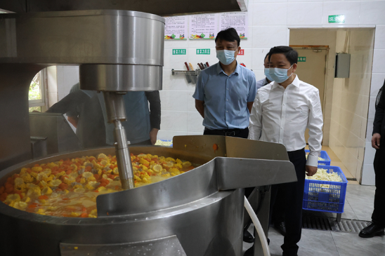 李国军调研督导校园食品安全、生态环保、安全生产、优化营商环境等工作