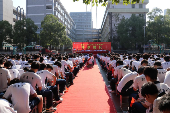 李国军为邵东一中学子上思政课