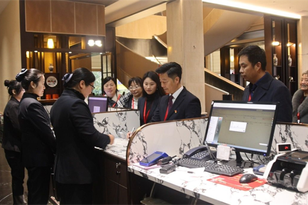 携民声赴盛会 践使命献良策 人大代表向大会报到