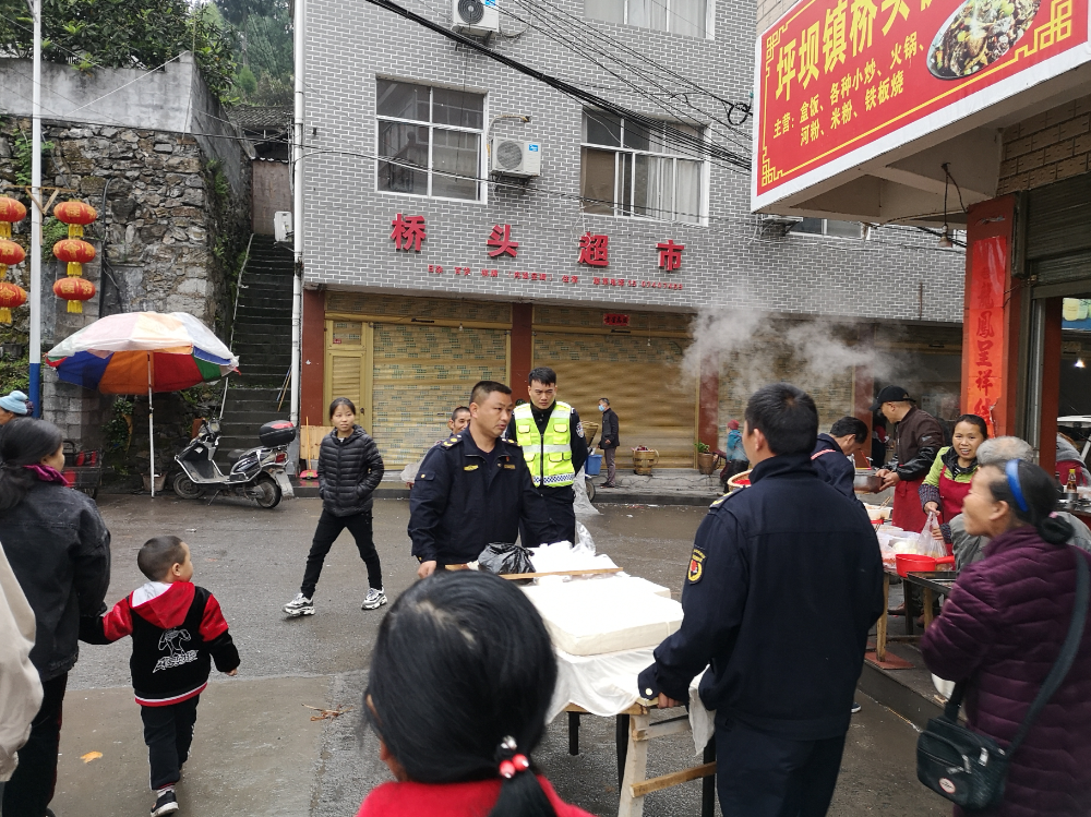 工作人员帮助商贩将货架移至农贸市场红网古丈站4月21日讯(通讯员