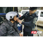 我为群众办实事丨古丈交警开展“一盔一带”宣传活动